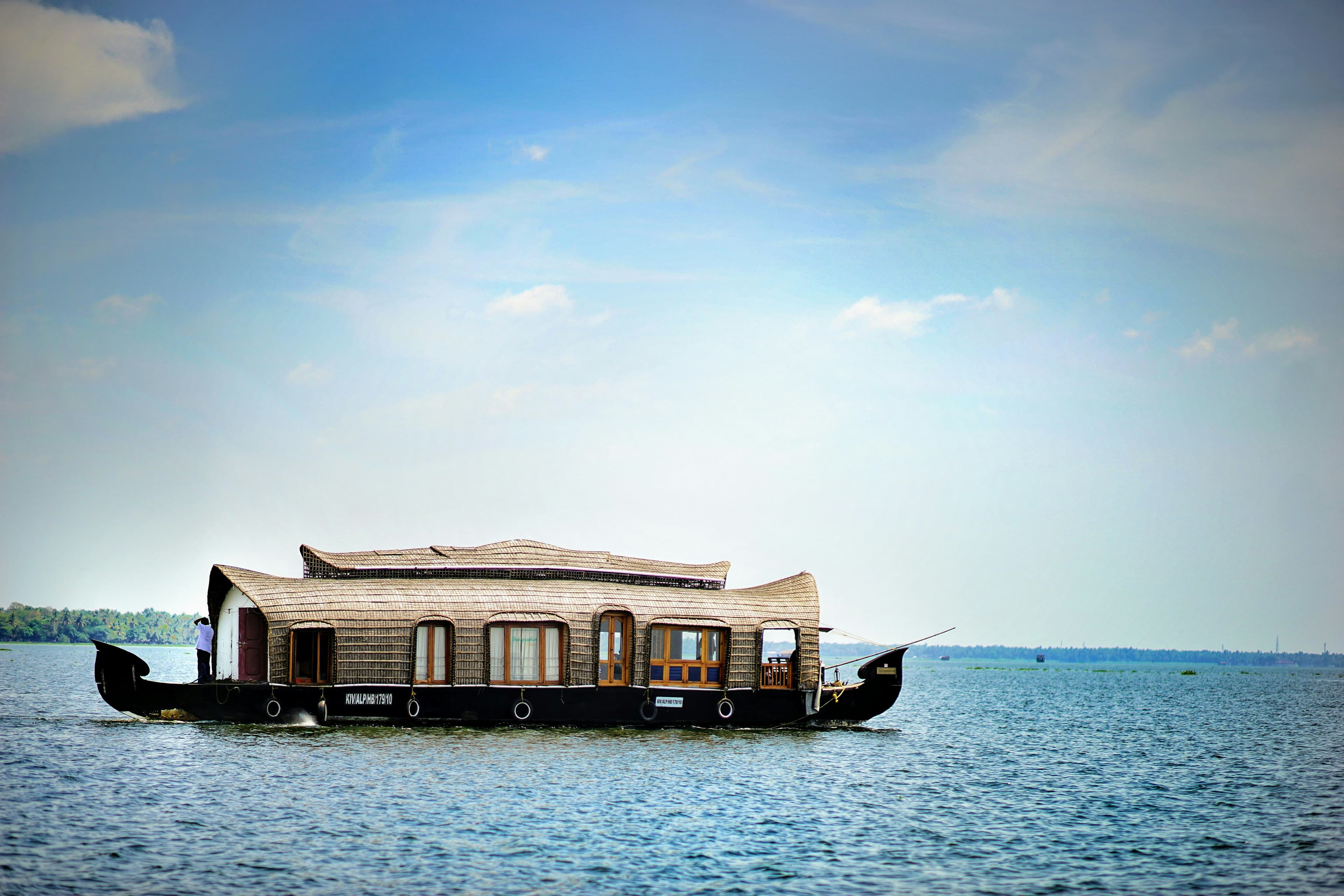 Thekkady → Alleppey – Houseboat Bliss